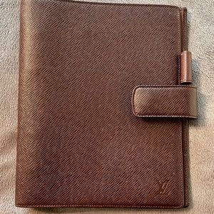 Louis Vuitton Large (GM/A5) Agenda Brown Taiga Leather Gold Rings-Gently used 📕